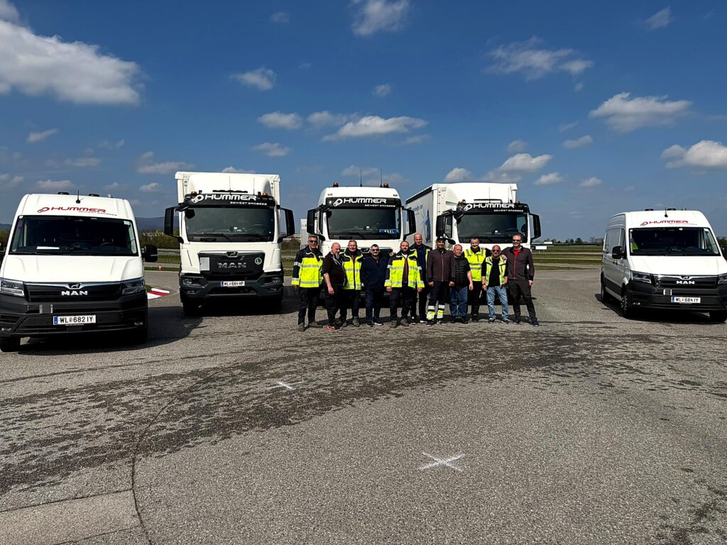 Fahrer:innen von Hummer beim Fahrsicherheitstraining