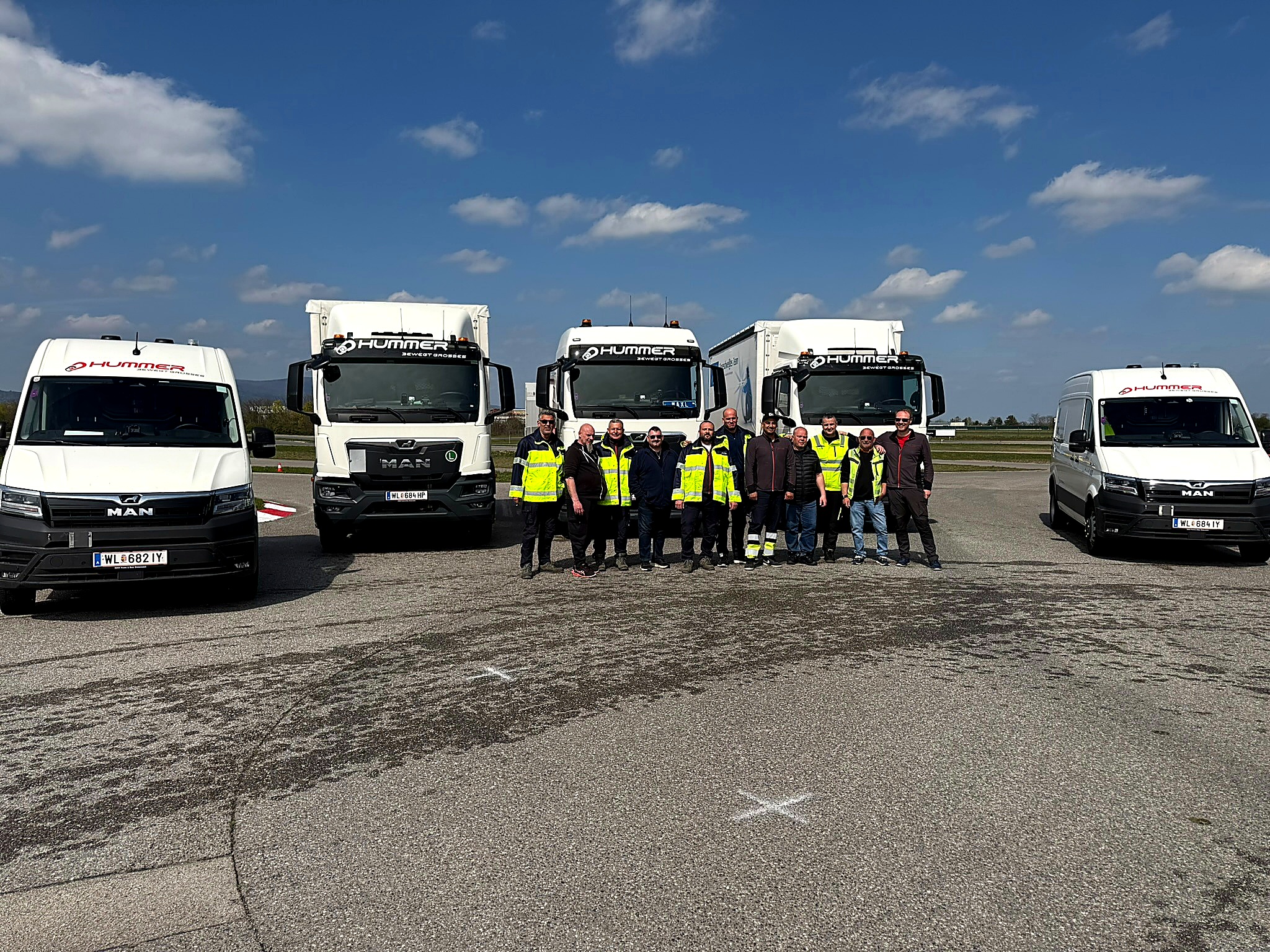 Fahrer:innen von Hummer beim Fahrsicherheitstraining